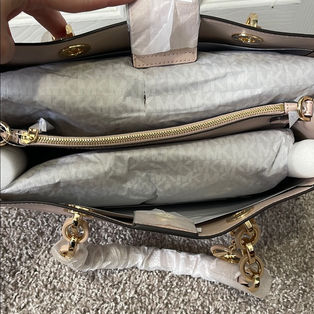 NWT Michael Kors Pink Bag with Gold Accents - Picture 3 of 8